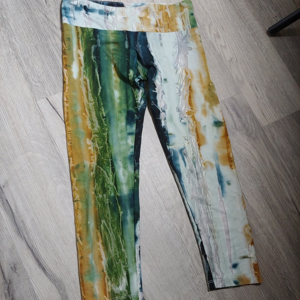 NWT Hands to Hearts Cropped leggings